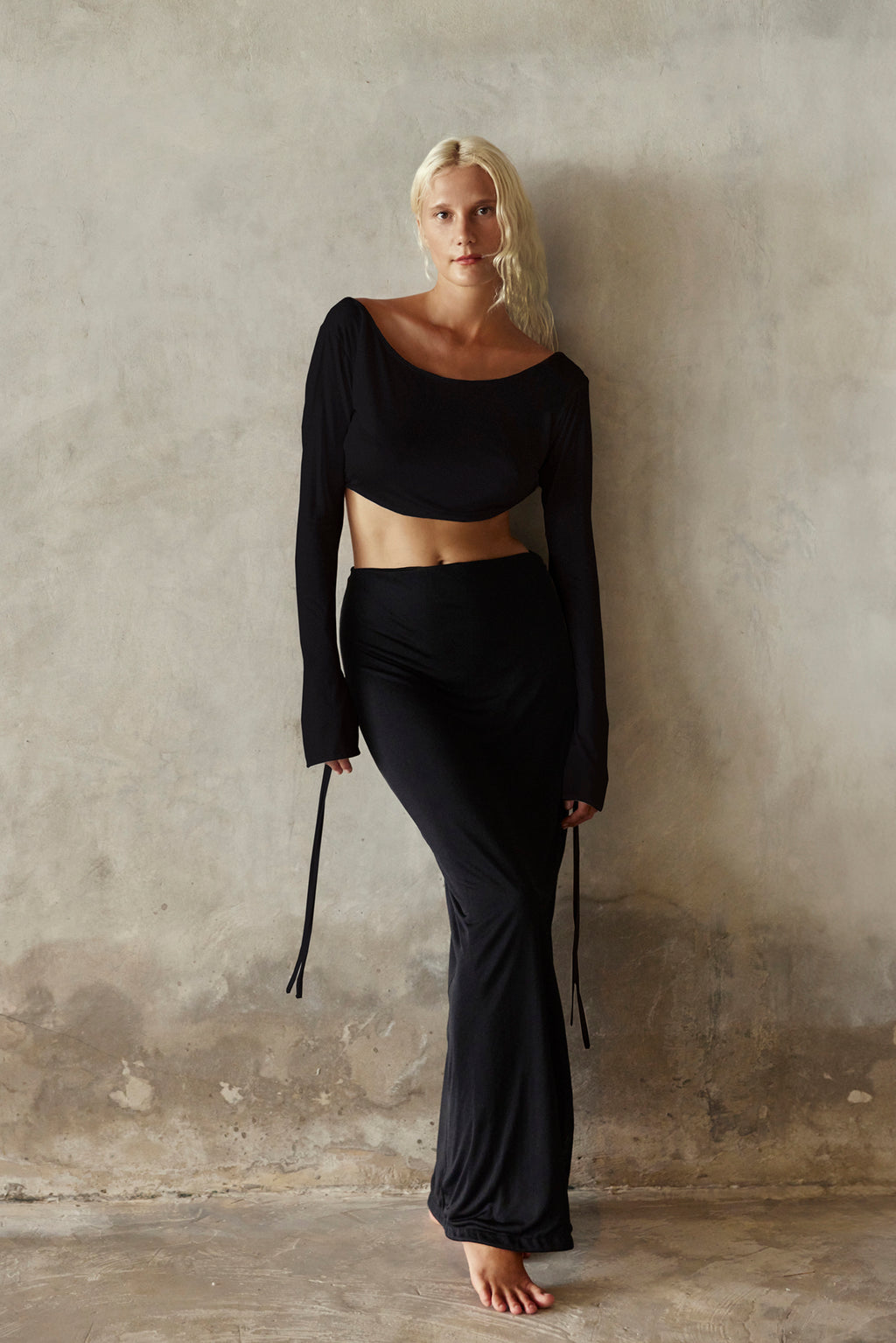 SILK BACKLESS CROPPED TOP - NOIR